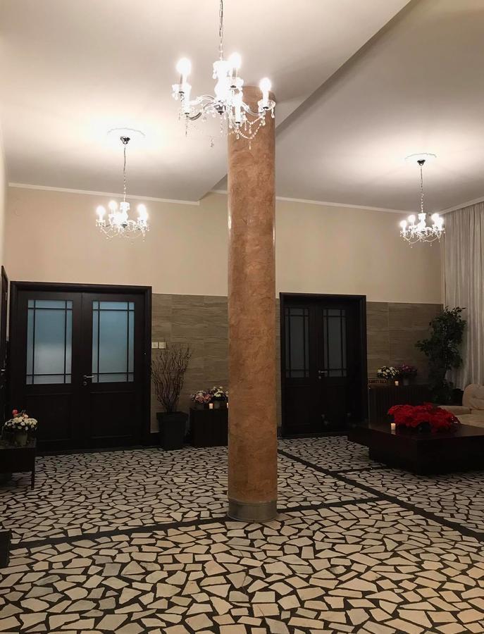 Golden Inn Hotel Majdanpek Buitenkant foto